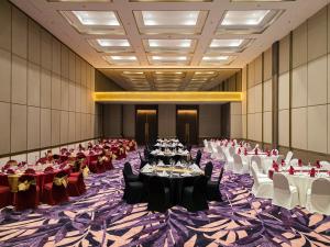 Un salón de banquetes con mesas y sillas en una habitación. en The Grand Platinum Jakarta, en Yakarta 58 fotos más