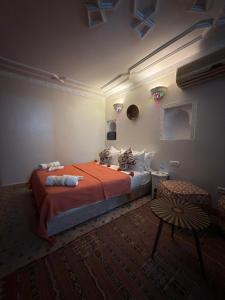 Кровать или кровати в номере Riad Le Bijou de Zahra Marrakech Kasbah