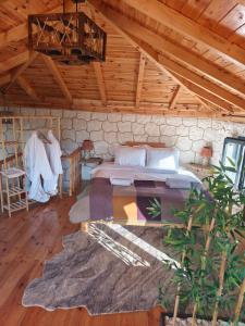 een slaapkamer met een bed en een houten plafond bij Ahlâ Villa in Ardeşen