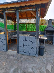 een bank onder een paviljoen met een tafel en een kachel bij Ahlâ Villa in Ardeşen
