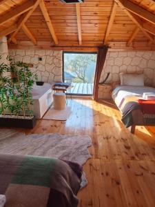 een slaapkamer met twee bedden en een groot raam bij Ahlâ Villa in Ardeşen