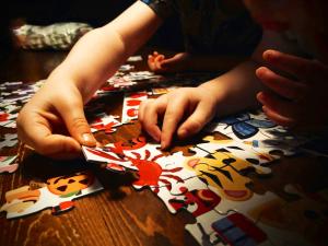 un grupo de personas jugando con un rompecabezas en Chateau isigny ღ séjour romantique ღ charm ღ getaway, en Isigny-le-Buat