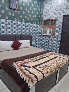 een bed met een deken erop bij Nidhi dham inn in Vrindāvan