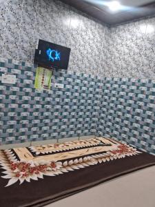 een kamer met een tafel en een televisie aan de muur bij Nidhi dham inn in Vrindāvan