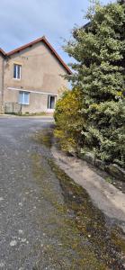 Gîte Le repos du voyageur في Mary: شارع فاضي قدام بيت