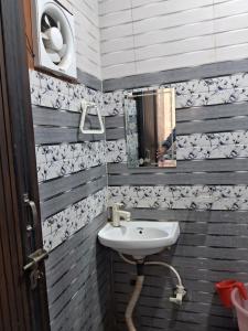 een badkamer met een wastafel en een spiegel bij Nidhi dham inn in Vrindāvan