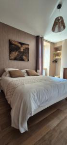 a bedroom with a large white bed in a room at Gîte Le repos du voyageur in Mary