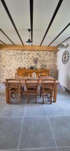 a dining room with a wooden table and benches at Gîte Le repos du voyageur in Mary
