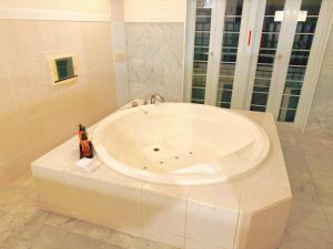 a large white bath tub in a bathroom at 伊香保の星空 in Ikaho +27 photos