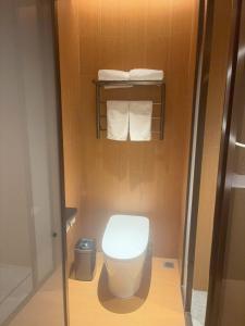 ein kleines Bad mit WC und Handtüchern in der Unterkunft JI Hotel Nanjing Qinhuai Baixia High-tech Industrial Park in Nanjing