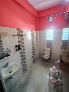 un baño con lavabo e inodoro en Hotel Saksham, en Pākaur 26 fotos más