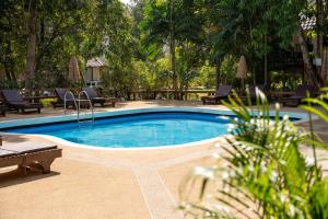 Swimmingpoolen hos eller tæt på Baan Sawasdee Resort