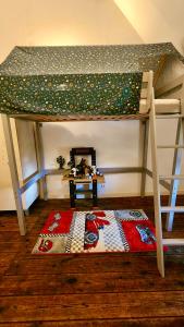 Μία ή περισσότερες κουκέτες σε δωμάτιο στο La Charreterie - Maison de charme avec jardin & aire de jeux - Côte d'Albâtre