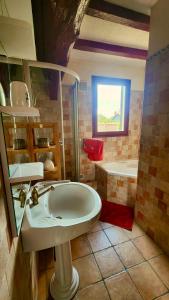 Ένα μπάνιο στο La Charreterie - Maison de charme avec jardin & aire de jeux - Côte d'Albâtre