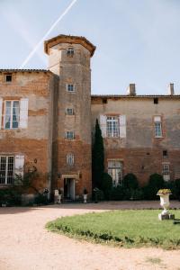 Château de Thégra في بالما: مبنى كبير من الطوب مع برج الساعة