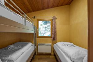 シュルンスにあるTiny Homes Schrunsの窓のある部屋に二段ベッドが2つある