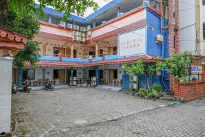 a building with a courtyard in front of it at RedDoorz at Hotel Raditia Graha Yogyakarta in Yogyakarta