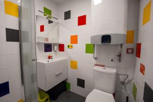 Koupelna v ubytování Hotel a Museum of Bricks + 127 fotografií