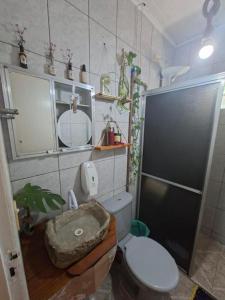 a bathroom with a toilet and a sink and a shower at Casa Refúgio Cataratas by Grasi in Foz do Iguaçu