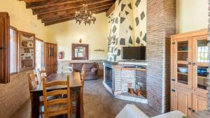 Et tv og/eller underholdning på Casa El Cerro El Borge by Ruralidays