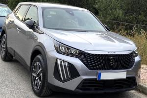 Villa Amelia I Free 8 seater mini van & pool في كالاثاس: سيارة بيضاء متوقفة في موقف للسيارات