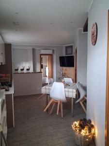 Μια τηλεόραση ή/και κέντρο ψυχαγωγίας στο Agli Chalet Bosco- parcheggio e colonnina ricarica auto elettrica con supplemento +24 φωτογραφίες