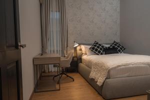 Casa Margarita Khao Yai في Nong Nam Daeng: غرفة نوم بها سرير ومكتب وكرسي +25 صورة