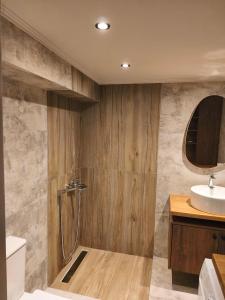 un bagno con lavandino e doccia di Feggaropetra a Kalívia Altre 25 foto