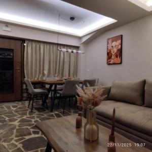 un soggiorno con un divano e un tavolo di Feggaropetra a Kalívia