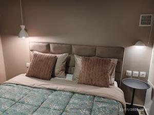 un letto con due cuscini sopra in una camera da letto di Feggaropetra a Kalívia