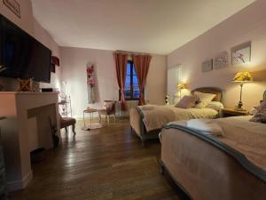 FavièresにあるDomaine du Rosiereのベッドルーム1室(ベッド2台、テレビ、暖炉付) +94枚の写真