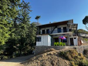 a house on top of a pile of dirt at Sawra Homestay in Chakrāta