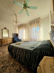 Postel nebo postele na pokoji v ubytování Cà ARIVANLIAL Venice villa apartament
