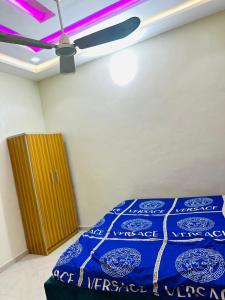 En eller flere senge i et værelse på SEPA SAJ Appartemnt