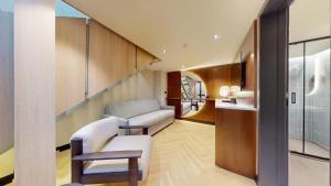 ブカレストにあるホテル トリアノンのソファと椅子のあるリビングルーム