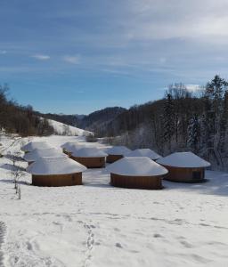 Glamping Bionic healing village durante el invierno