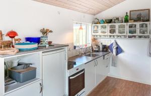 Køkken eller tekøkken på 1 Bedroom Awesome Home In Mern