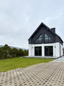 a black and white house with a cob at Na Pańskim in Klimkówka