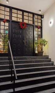 eine Eingangstür eines Gebäudes mit einer Treppe in der Unterkunft Rea Boutique Apartments in Agia Galini