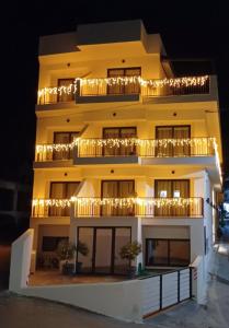 ein Gebäude mit Lichtern in der Nacht in der Unterkunft Rea Boutique Apartments in Agia Galini