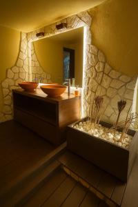 een badkamer met twee wastafels en een grote spiegel bij Villa Roma Open Space - Location per eventi 2 piscine riscaldate - in Rome