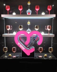 een roze hart op een plank met wijnglazen bij Villa Roma Open Space - Location per eventi 2 piscine riscaldate - in Rome