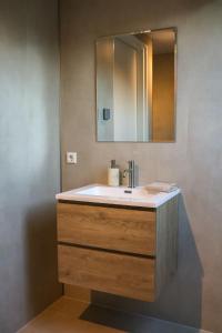 Zicht op Urk في أورك: حمام مزود بحوض ومِرآة +22 صورة