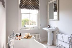 Et badeværelse på House & Annexe Sleeps 18 Heated Pool