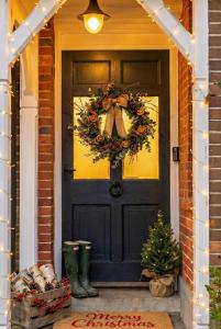 Facaden eller indgangen til House & Annexe Sleeps 18 Heated Pool