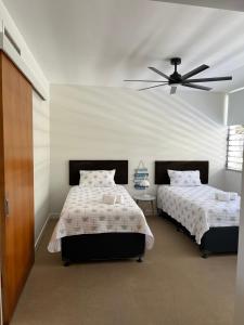 En eller flere senge i et værelse på Maggie Bright point apartment Magnetic Island