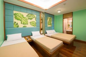 Postel nebo postele na pokoji v ubytování Kabayan Hotel Pasay + 45 fotografií