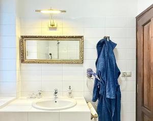 un baño con lavabo y espejo en Ubytovanie u martina, en Slovenský Grob 31 fotos más