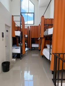 En eller flere senge i et værelse på Global Beach Hostel - Ao Nang