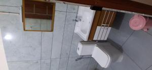 RB Tourist Home في تريفاندروم: حمام مع مرحاض ومرآة